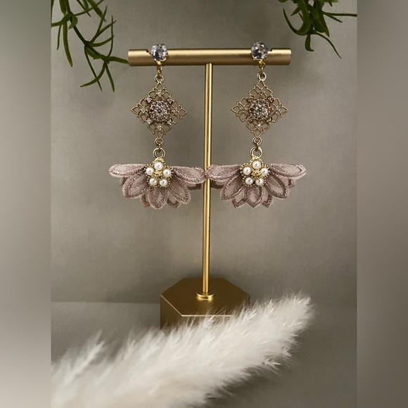 Elegant Flirty Flower-Inspired Dangle Earrings- Mixed Material Stylish Feminine - Picture 10 of 11